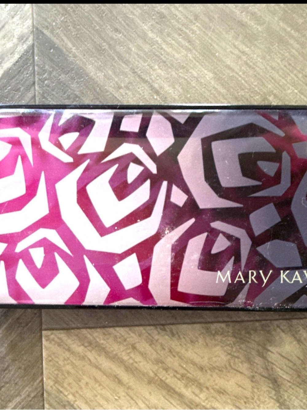 Mary Kay refillable compact, magnetic refill system